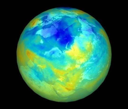 Das NASA-Satellitenfoto zeigt die Größe des Ozonlochs über der Arktis im Winter 1999/2000. Je dunkler das Blau, desto dünner die Ozonschicht.
