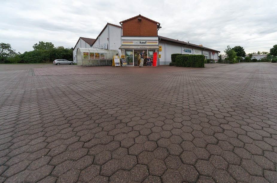 Kaum ein Auto macht Halt auf dem Parkplatz vor dem „nahkauf“.