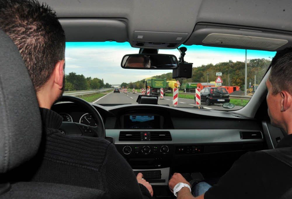 Christian Bergner (links) und Matthias Pengel kontrollieren den Verkehr auf der B 91. Die Beamten sitzen in einem zivilen Messfahrzeug.