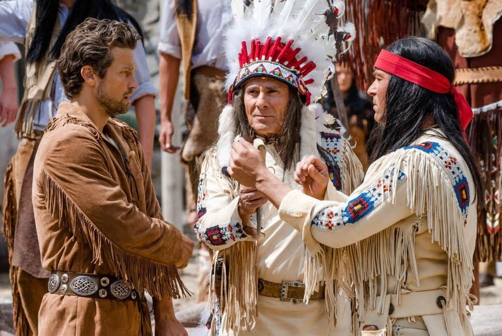 Als Häuptling Intschu-tschuna verabschiedet sich Gojko Mitic 2013 von den Karl-May-Festspielen in Bad Segeberg. An seiner Seite: Wayne Carpendale als Old Shatterhand (links) und Jan Sosniok als Winnetou (r.).