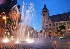 Wasserspiel auf dem Marktplatz in Köthen zwischen der St.-Jakobs-Kirche (l.) und dem Rathaus (r.)
