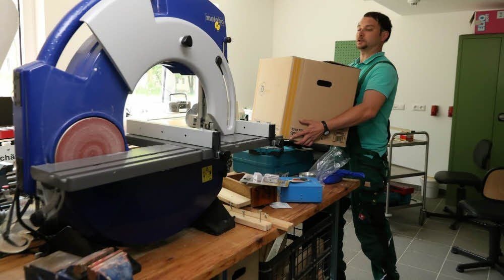 Ergotherapeut Marko Arendt bringt noch die letzten Kartons in die zukünftige Werkstatt der Bewohner.
