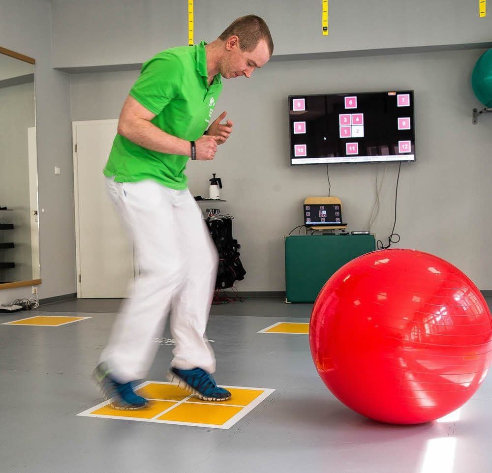 Sportwissenschaftler Stefan Pröger hat die Tests auf dem neuen Speedcourt der Sportklinik Halle mit den Spielern des Halleschen FC durchgeführt. Hier demonstriert er auf dem geviertelten mittleren Feld des Courts eine Form des Steppens.