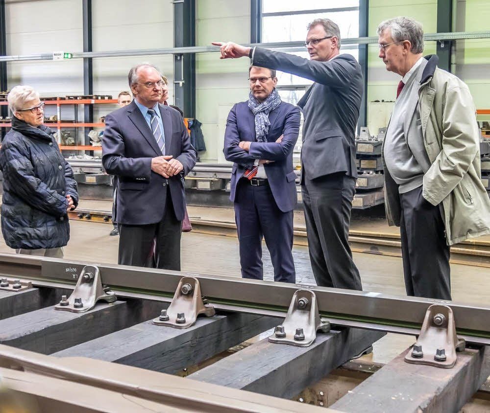 Werksleiter Heiko Sante zeigt Ministerpräsident Reiner Haseloff (2. v. l.) die Produkt-Palette des Betriebes.