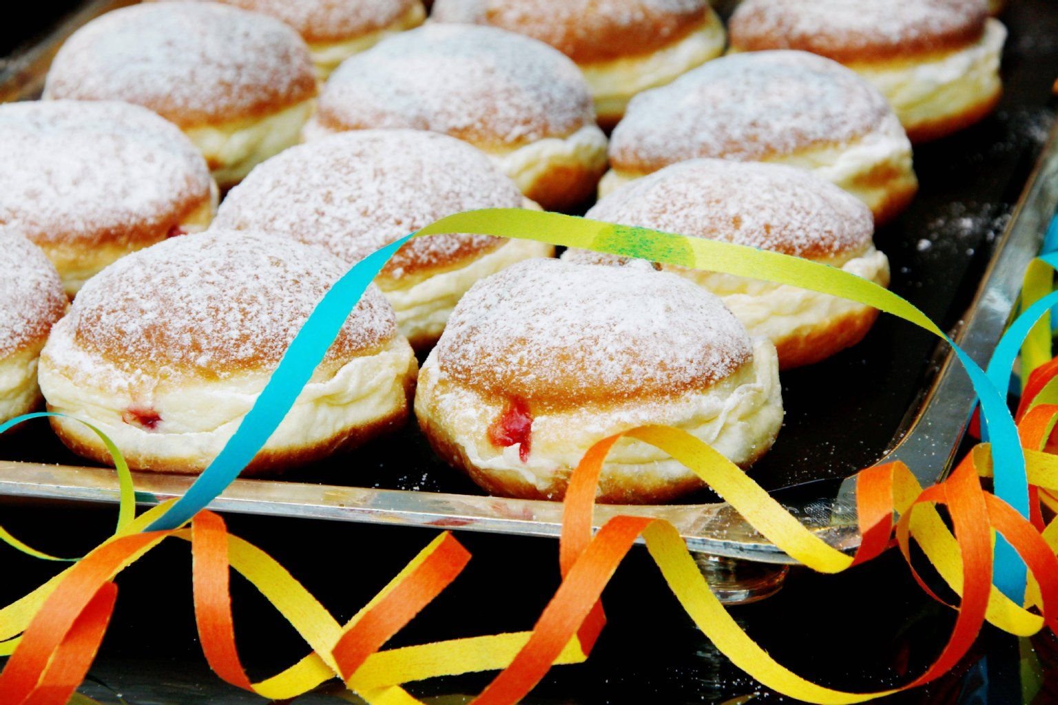 Krapfen, Berliner, Kreppel: Egal wie man dieses Gebäck nennt – am Karnevalsbuffet darf diese Leckerei nicht fehlen.