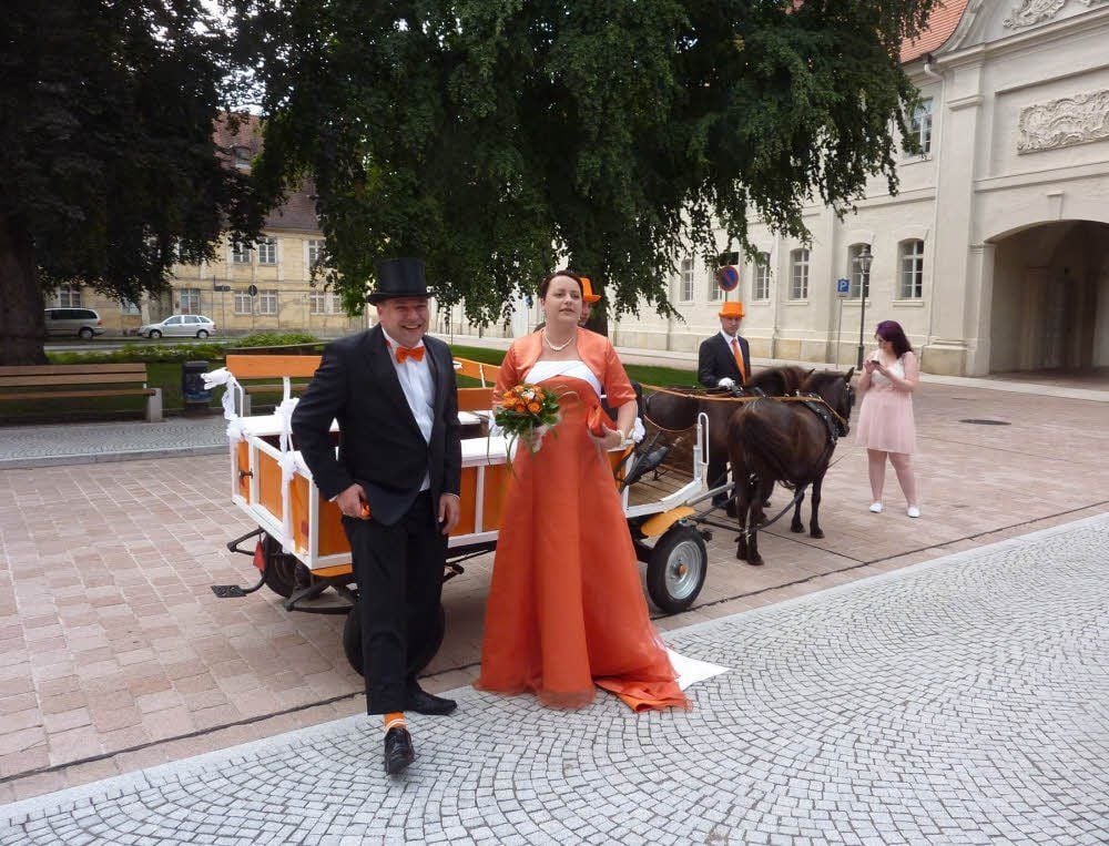 Orange bis zu den Socken: Axel und Annett Schüler zeigen deutlich, dass sie „Keethner Spitzen“ sind.
