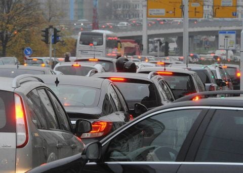 Wegen der Evakuierung des Stadtzentrums kam es rund um den Riebeckplatz zu einem großen Stau. (FOTO: GÜNTER BAUER)