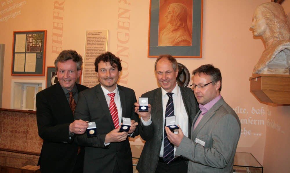 Michael Knippschild, Haiko Elschner, Eberhard Brecht und Tom Koch (v. l.) präsentieren die Medaillen.