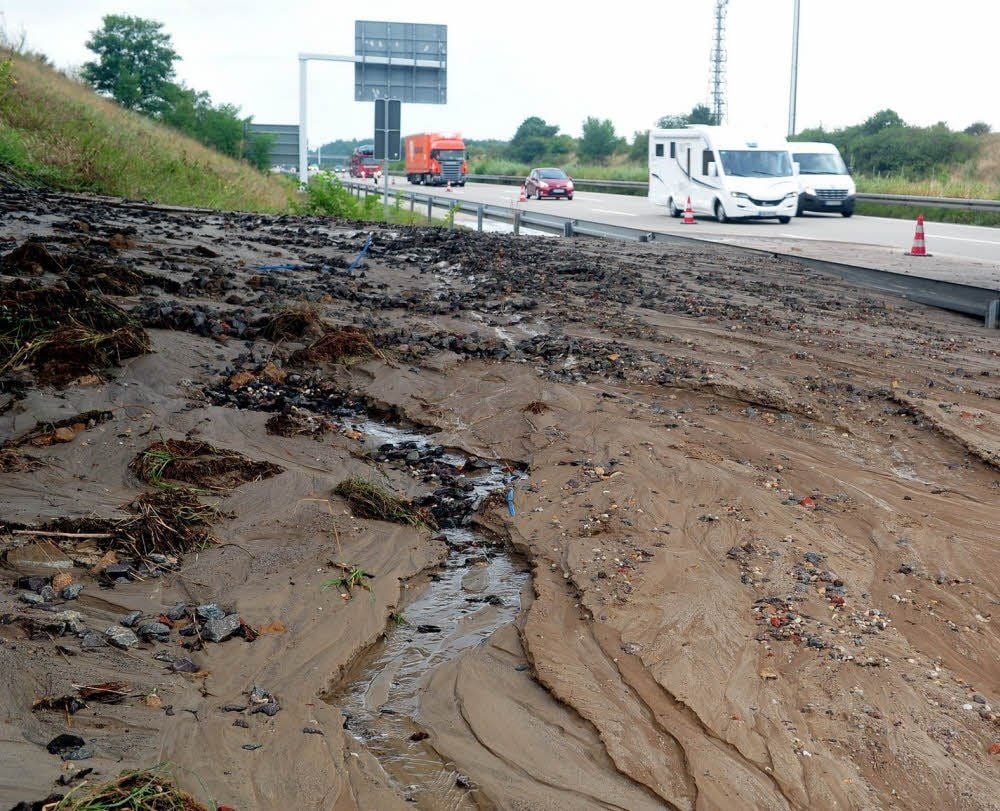 Der Schlamm ergoss sich bis auf die rechte Fahrspur der A9 in Richtung München. Die Gefahrenstelle wurde gesichert, der Verkehr rollte über zwei Fahrspuren daran vorbei.