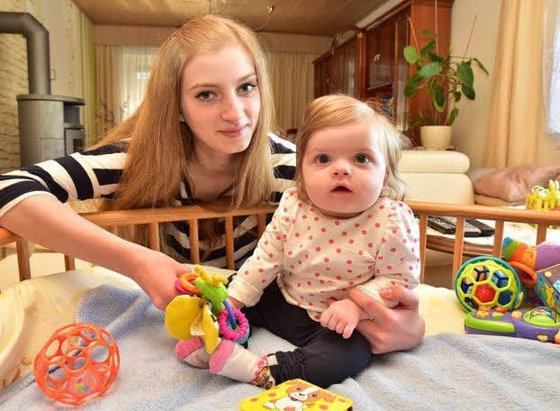 Johanna Gudat mit ihrer kleinen Tochter.