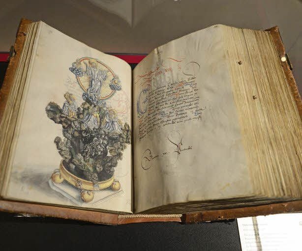Kostbare Ausstellungsstücke, liturgische Zeugnisse, Dokumente wie Kunstgegenstände, gibt es in beiden Ausstellungen zu sehen.