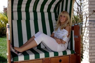 Annemarie Eilfeld, Kandidatin der Talent-Show «Deutschland sucht den Superstar» (DSDS), posiert in Dessau-Roßslau auf der Terrasse ihres Elternhauses in einem Strandkorb. (FOTO: DDP)