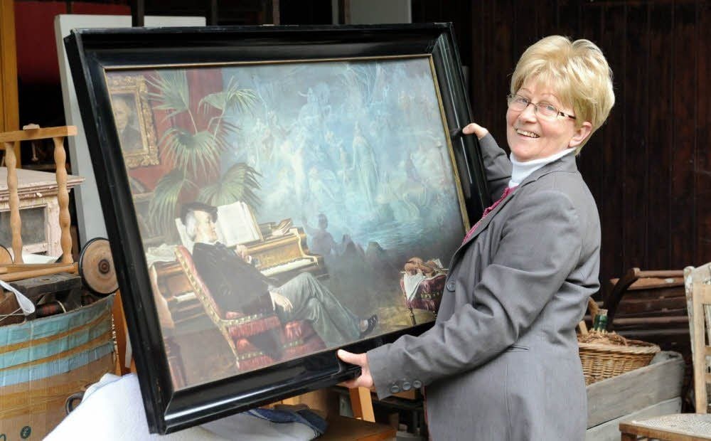 Die Sammlerin Heidemarie Hauschild zeigt den Druck „Richard Wagner am Klavier“.
