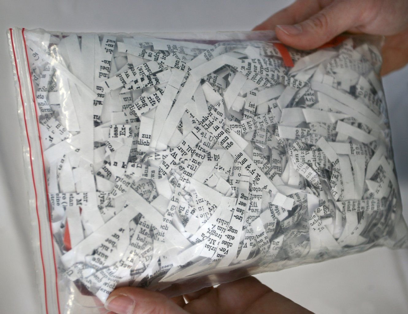 In der Stasi-Unterlagenbehörde lagern noch Millionen solcher Papierschnipsel.