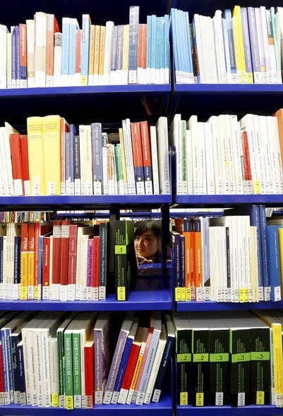 Austauschstudentin Yukiko Sato in der Bibliothek
