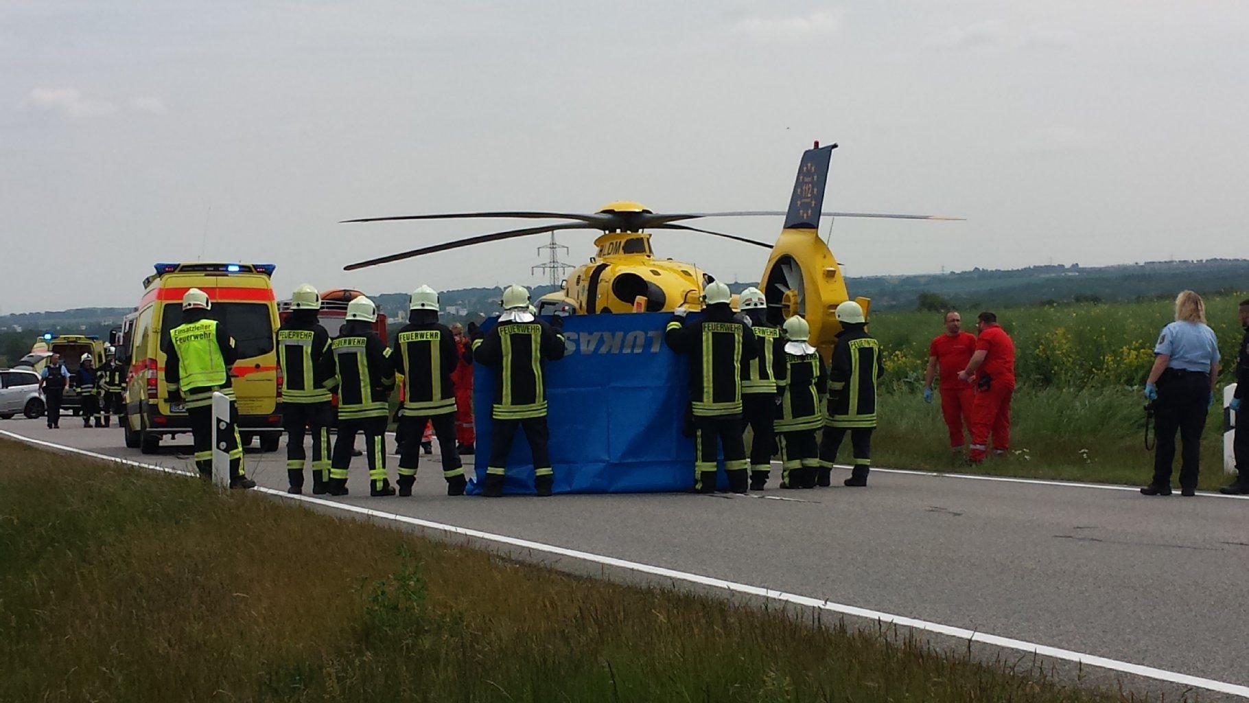 Kameraden der Feuer halten einen Sichtschutz.