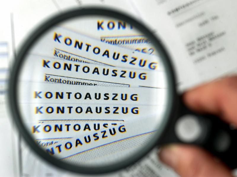 Teure Bankgeschäfte: Selbstständige zahlen laut einer Untersuchung für Geschäftskonten oft hohe Gebühren.