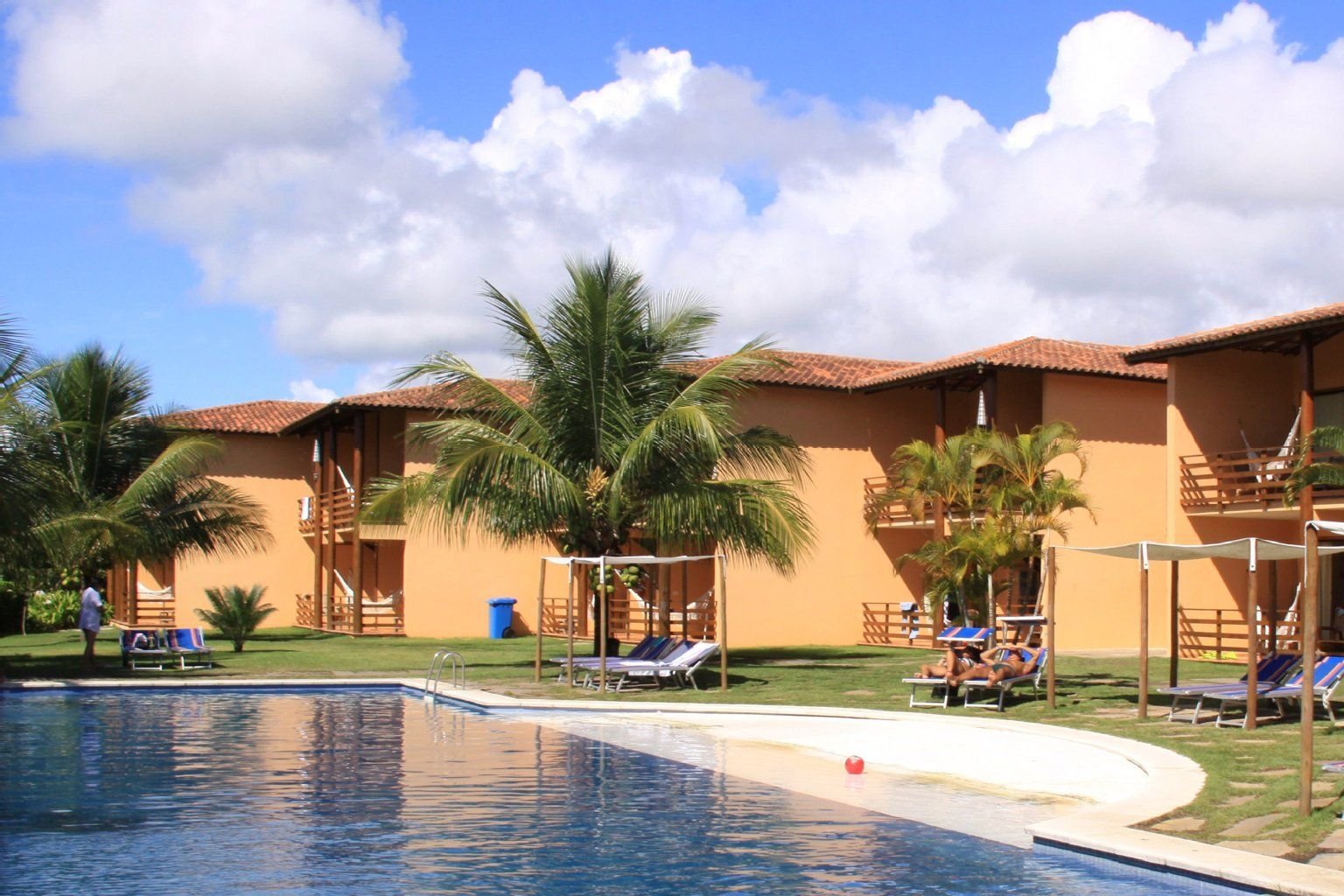 In diesen Bungalows im Resort La Torre werden die Spielerfamilien während der WM wohnen - und die Schweizer Nationalmannschaft.