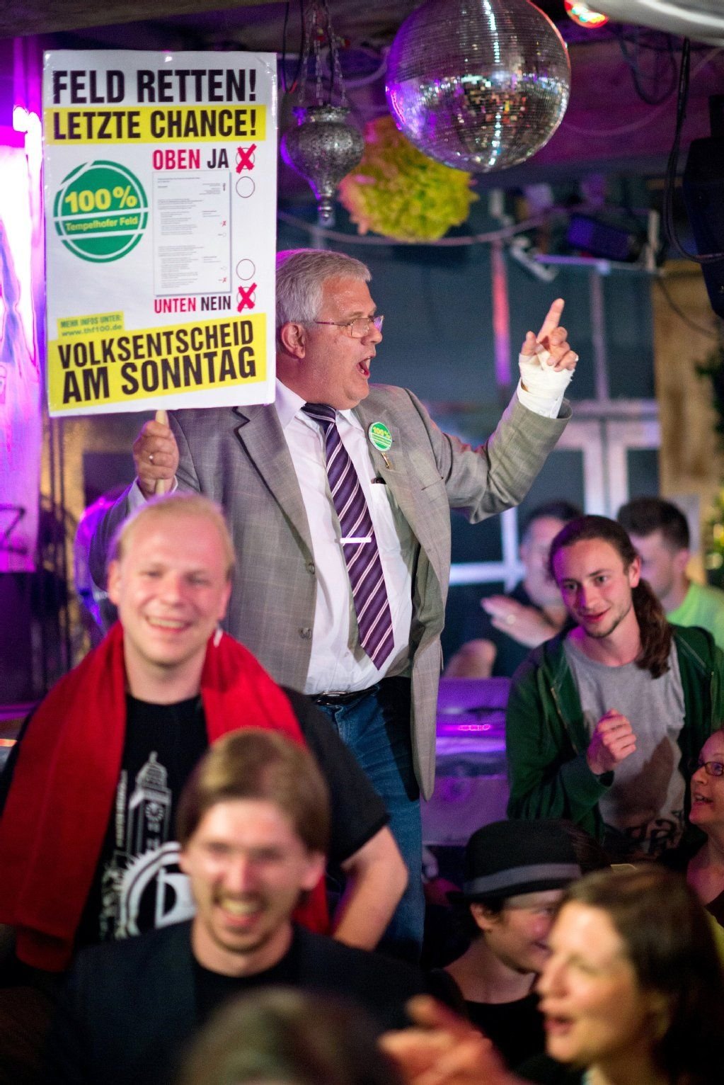 Anhänger des Vereins "Demokratische Initative 100% Tempelhofer Feld", der das Volksbegehren initiiert hat, jubeln nach den ersten Prognosen zur Abstimmung in Berlin.