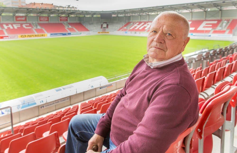 Klaus Urbanczyk sitzt auf der Haupttribüne im Erdgas Sportpark. Dort verfolgt der Berater des Klubs fast jedes Heimspiel des Halleschen FC.