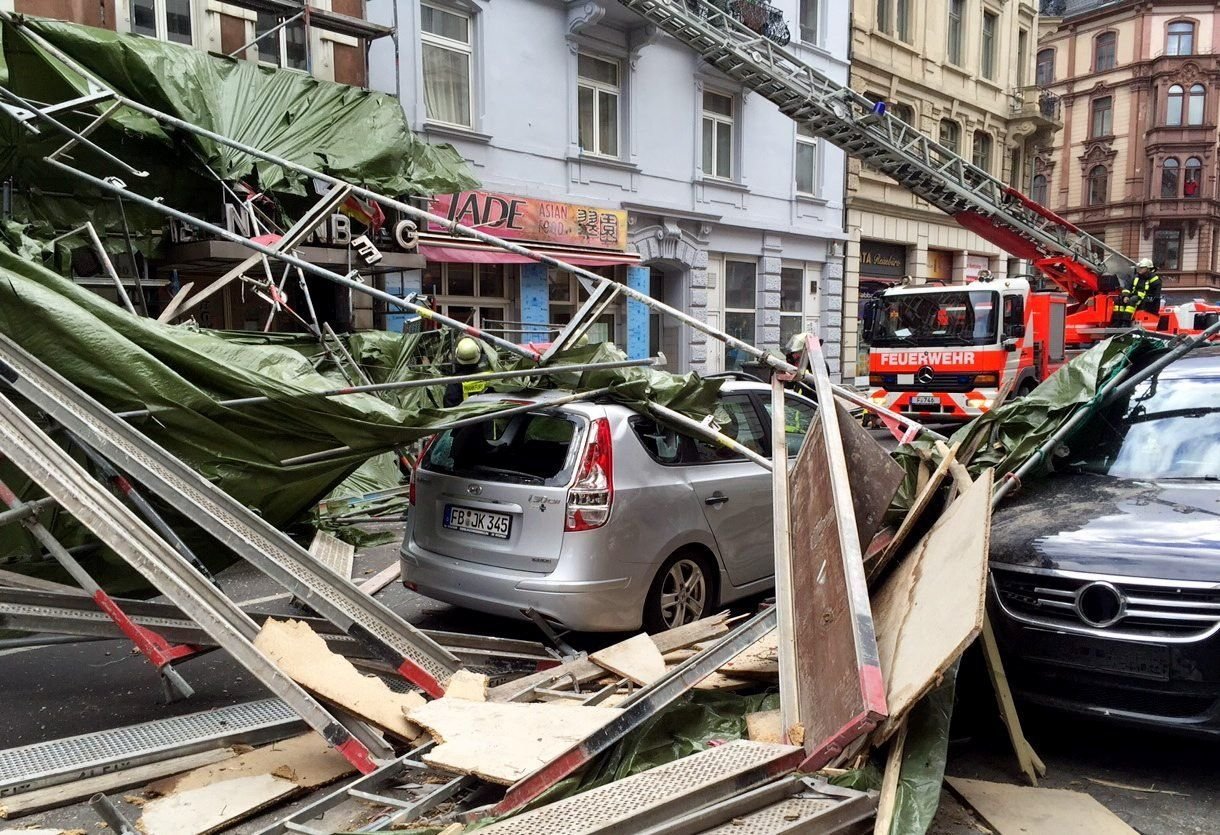 Ein umgestürztes Baugerüst in Frankfurt am Main. Sturmtief "Niklas" zieht über Deutschland (31.03.2015).