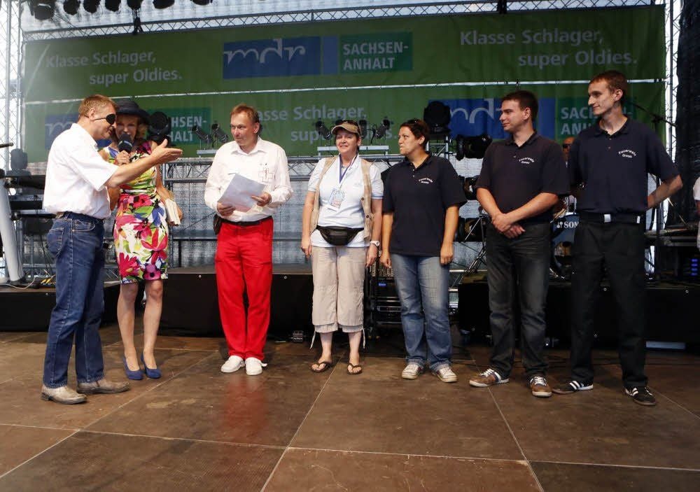 Landrat Uwe Schulze (l.) ließ es sich am Samstagabend zur großen MDR-Sachsen-Anhalt-Party auf der Halbinsel Pouch nicht nehmen, den vielen Fluthelfern Dank zu sagen. Raymond Schulz (Förderverein für Sanitätswesen, rote Hose), Petra Hamer aus Dortmund-Eving und die Gronauer Feuerwehrleute Bianca Roman, Manuel Haupt und Dennis Eversen freuten sich über die Anerkennung.