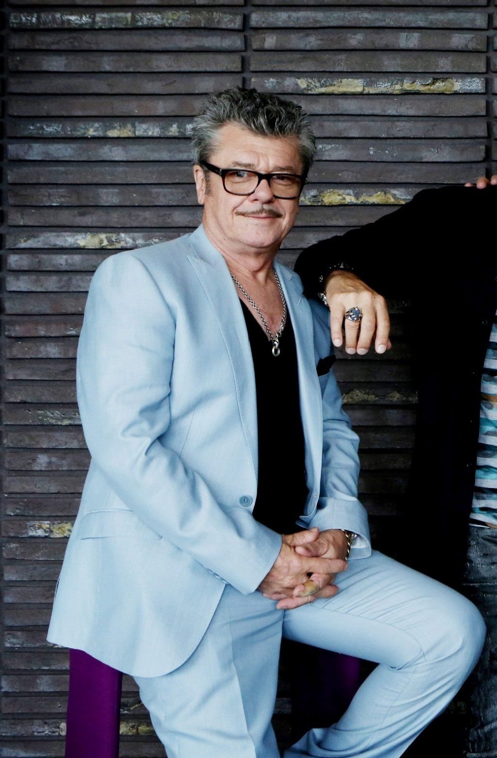 Der Gitarrist der ehemaligen Rockband INXS verlor nach einem Bootsunfall seinen Finger. Hier posiert er mit seinen Bandkollegen in Sydney für Fotografen.