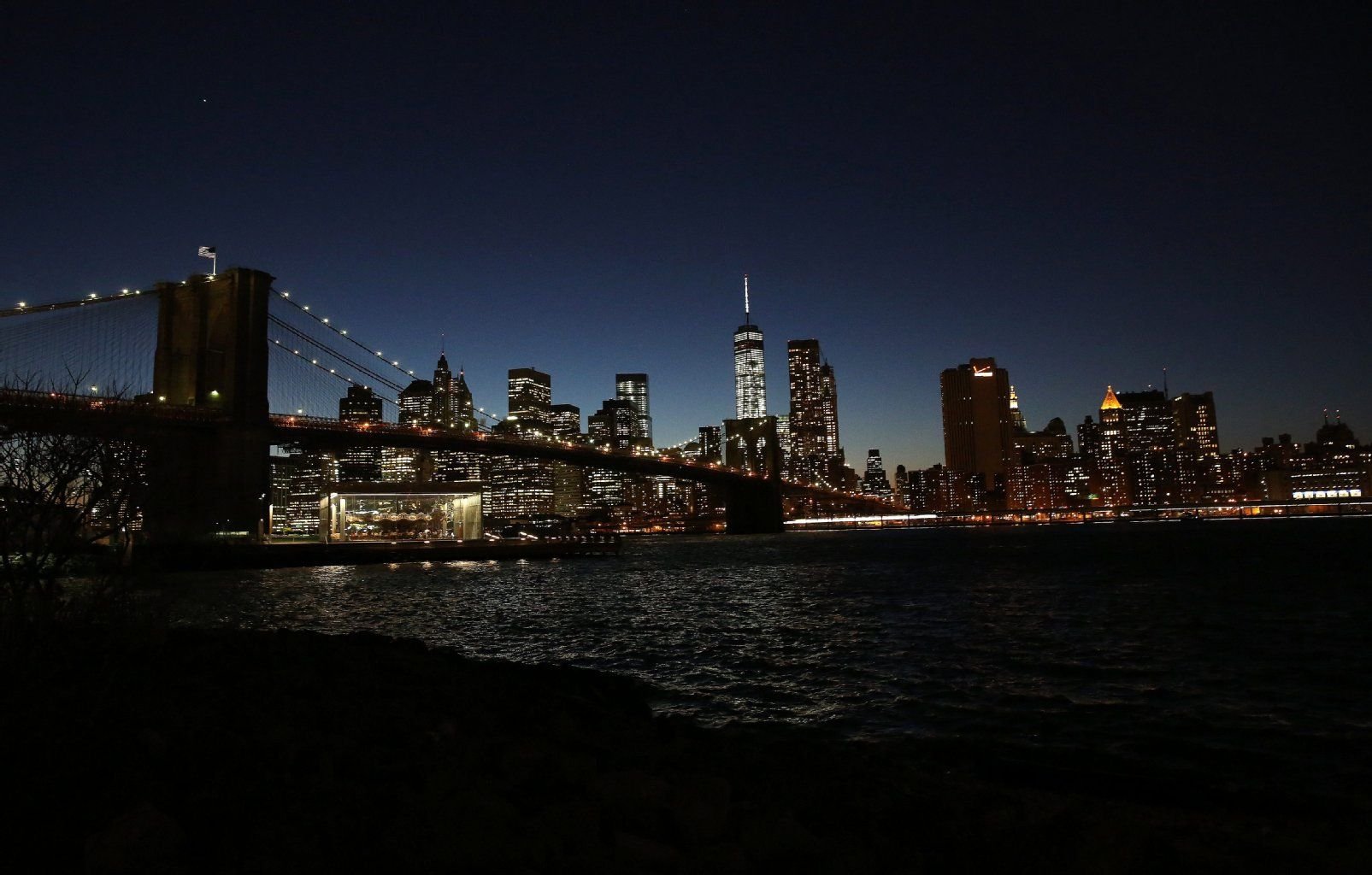 Das One World Trade Center ragt hinter der Brooklyn Bridge hervor (New York, USA).