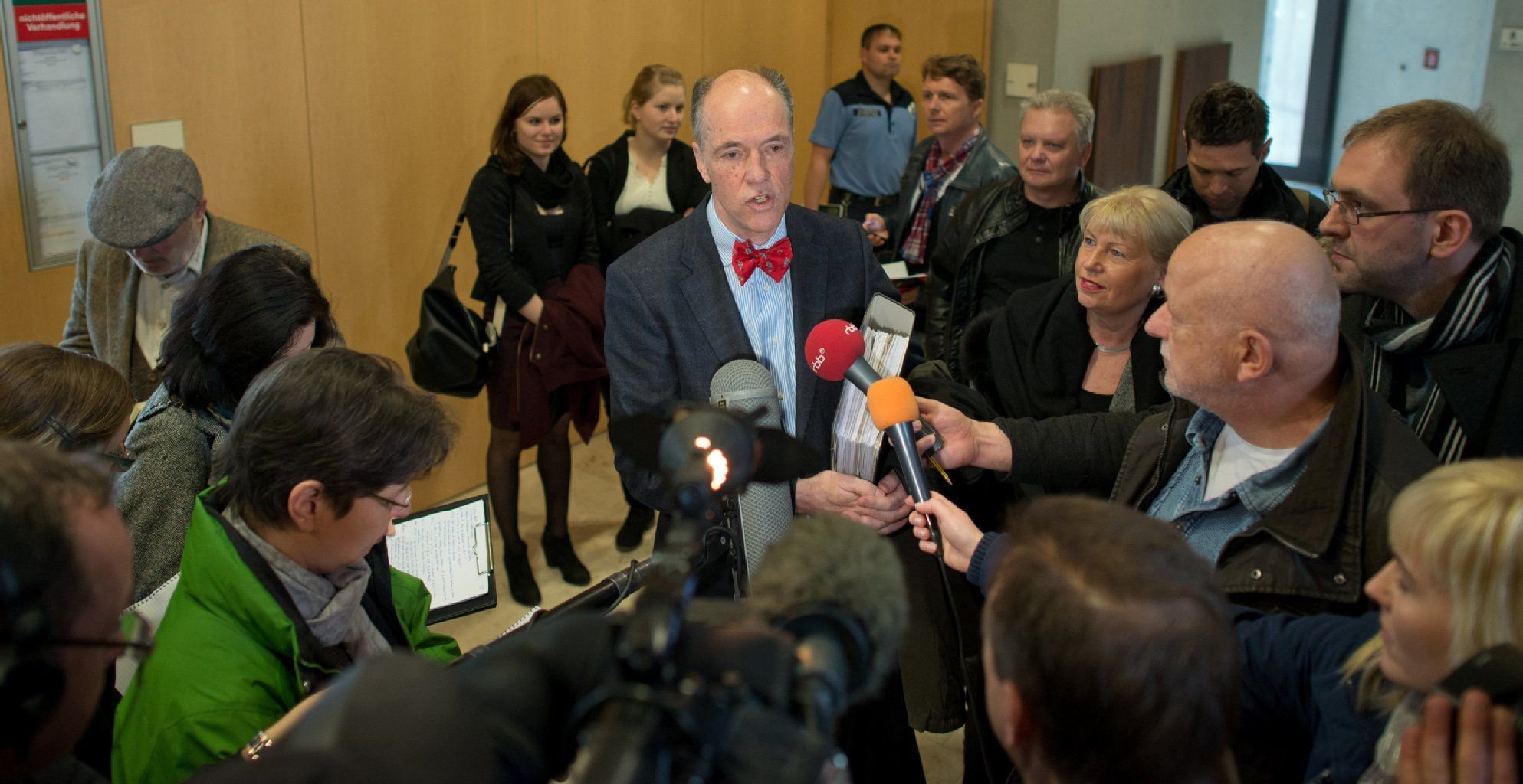 Der Kläger-Anwalt Christoph C. Paul (M) spricht im Landgericht in Frankfurt (Oder) nach dem Prozess gegen die Sängerin und Entertainerin Dagmar Frederic mit Journalisten.