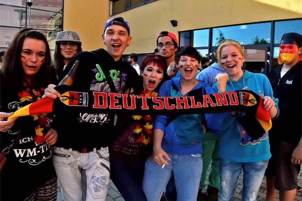 Bitte recht freundlich - und jubeln! Zumindest für den Fotografen gab’s in der Fußball-Pause in Aschersleben eine Stimmungskostprobe.