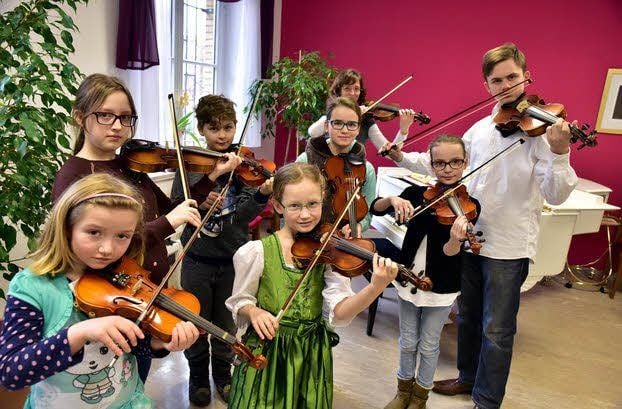 Geigenschüler der Musikschule Weißenfels mit ihrer Lehrerin Diana Abouem.
