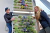 Die  Gründer von Moosaik, Marco Zierau und Maren Huhle, vor einer der vertikalen Moosflächen. Auf dem Bild ist die bepflanzte Vorderseite  zu sehen. 
