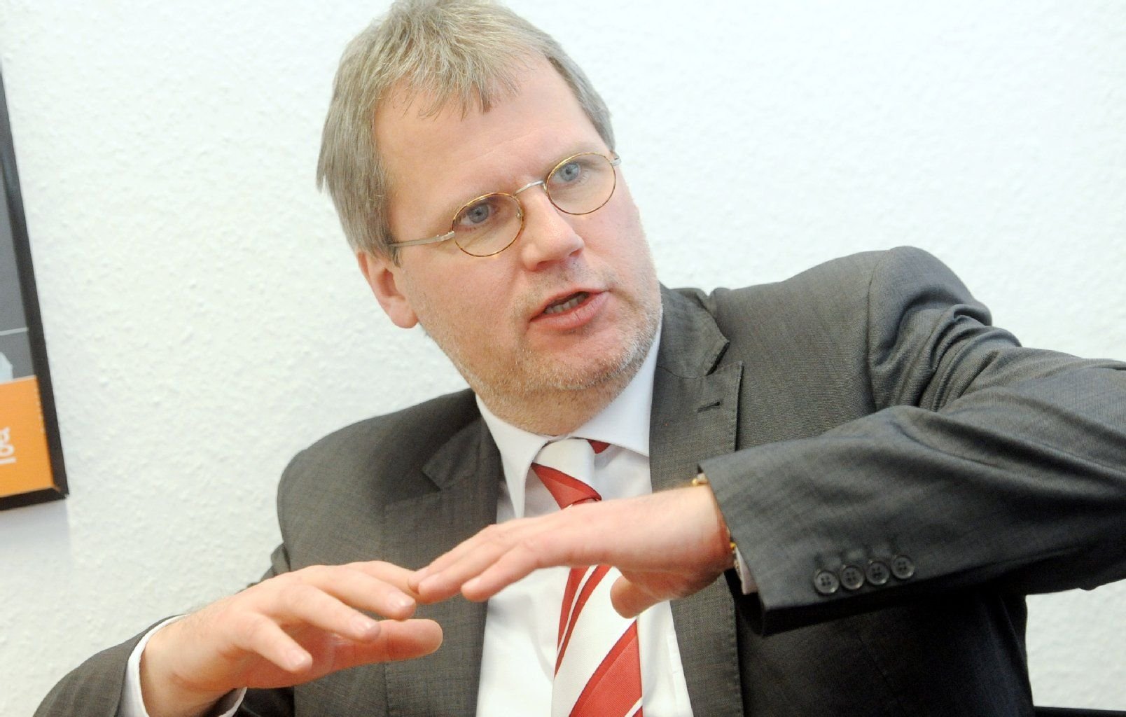 Finanzminister Jens Bullerjahn will an den Sparplänen festhalten.