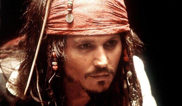 Der Kapitän des Segelschiffs Black Pearl, Jack Sparrow (Johnny Depp), ist im Film "Fluch der Karibik" (Szenenfoto) in einer gefährlichen Mission unterwegs.