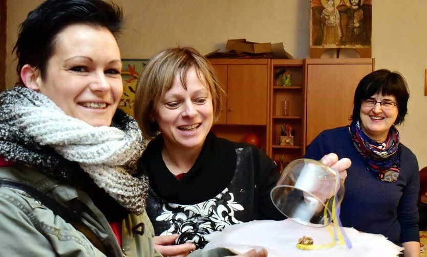 Nicole Rauschenbach (l.) gewinnt den Plätzchen-Wettbewerb mit ihrem Walnusstaler, den hier Iris Erben (Mitte) und Annegret Jäpel von der Jury zeigen.