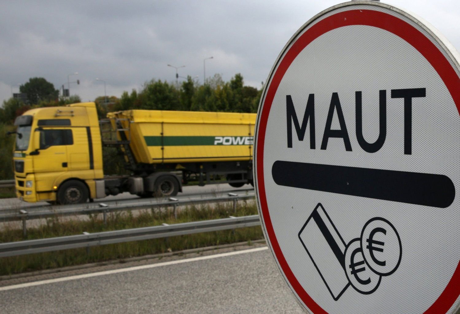 Verkehrsminister Dobrindt will die Maut mit einem Stufenplan ausweiten.