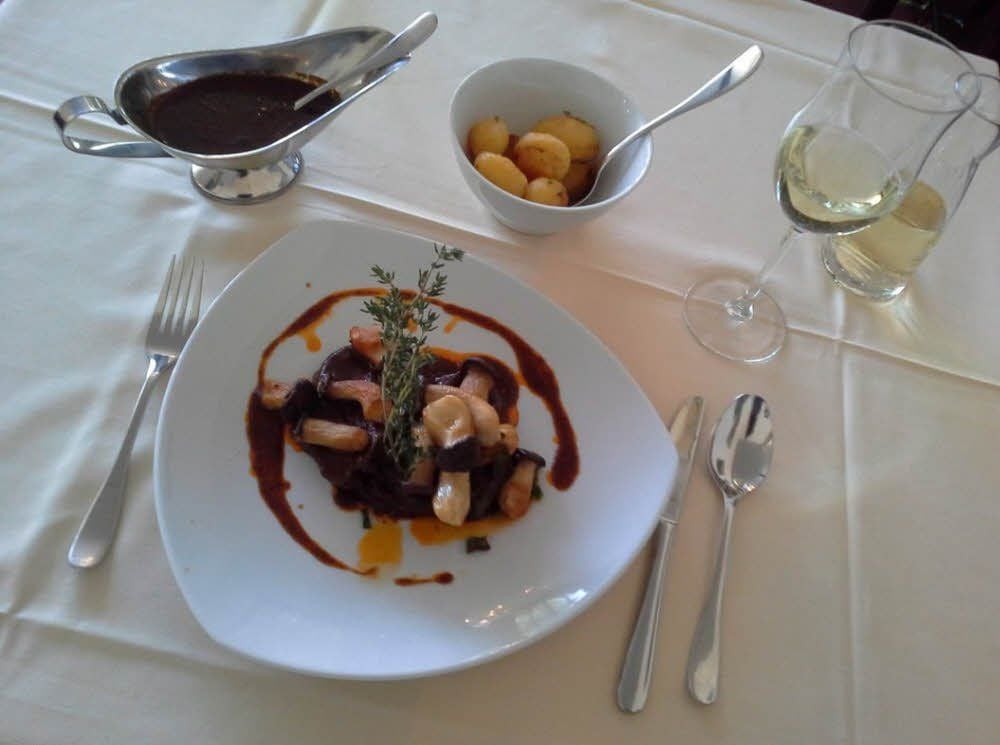 Wildschwein, Kräuterseitlinge, Estragonkartöffelchen und Portweinsauce