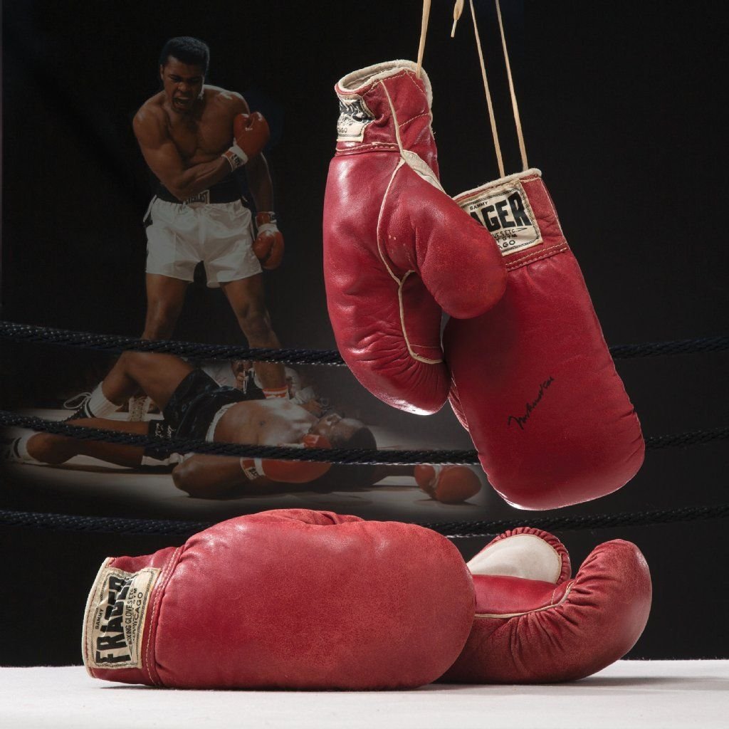 Das undatierte Foto zeigt die Boxhandschuhe von Muhammad Ali und Sonny Liston vom Kampf am 25.05.1965.