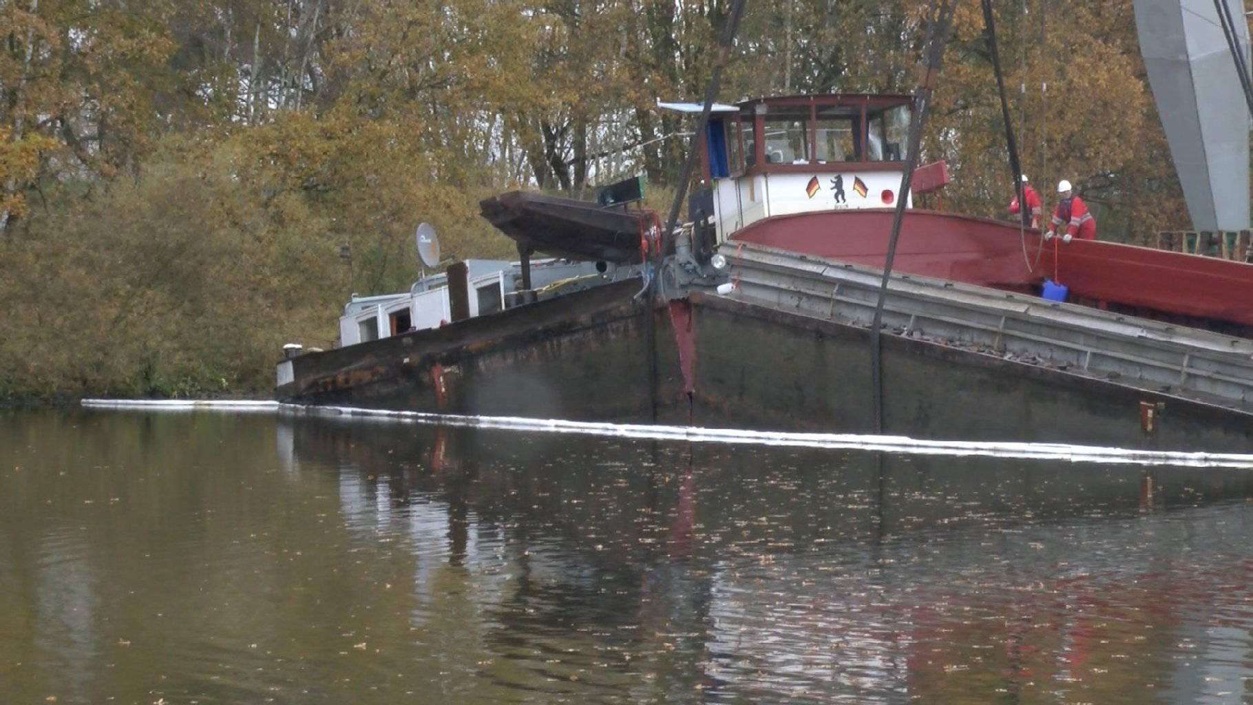 Das havarierte Güterschiff ist bei der Bergung gebrochen.