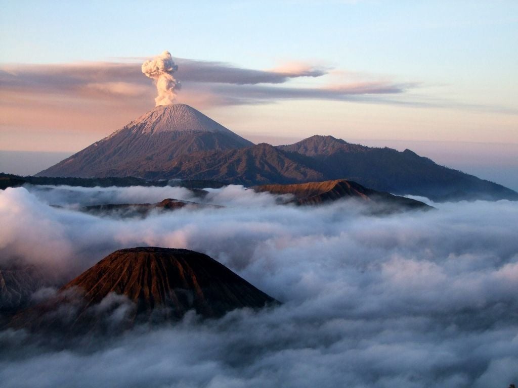 Auf der indonesischen Insel Java ist der Mount Bromo zu Hause. Er ist gehört zum Tengger-Massiv, einer ganzen Vulkan-Nachbarschaft.