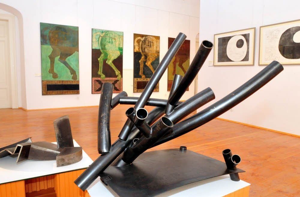 Metallskulpturen von Friedemann Knappe, im Hintergrund Tim von Vehs „Quadriga“.