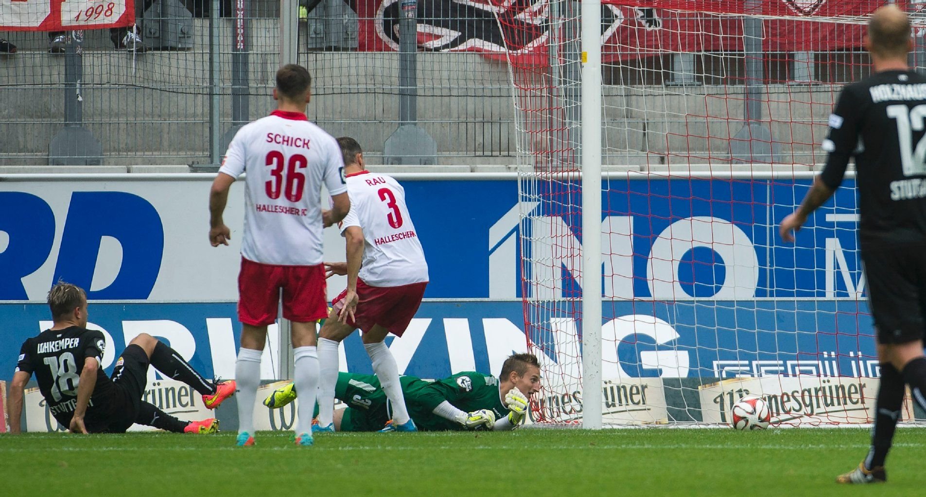 HFC-Spieler Robert Schick, Dominic Rau und Torwart Pierre Kleinheider schauen im Hinspiel zu, wie der Ball ins Tor kullert.