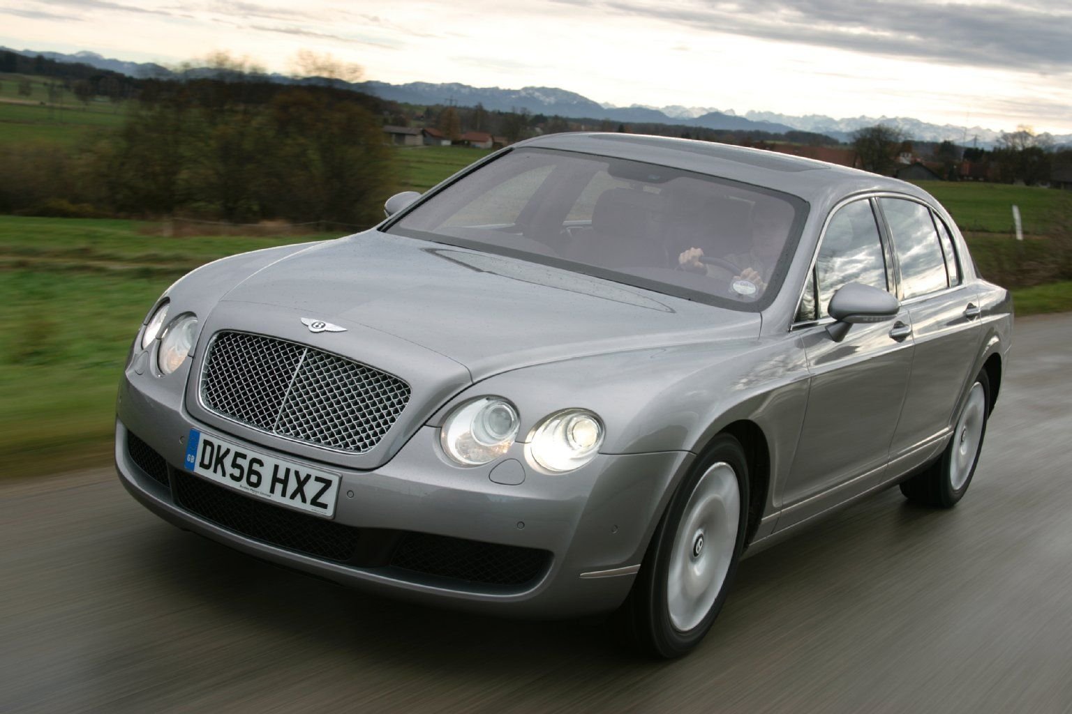 Der „Flying Spur“ von Bentley wird von einem W12-Biturbo-Motor angetrieben, der 616 bhp („brake horsepower“, rund 624 PS) leistet und das rund 2,5 Tonnen schwere Auto auf über 200 Kilometer pro Stunde beschleunigt.
