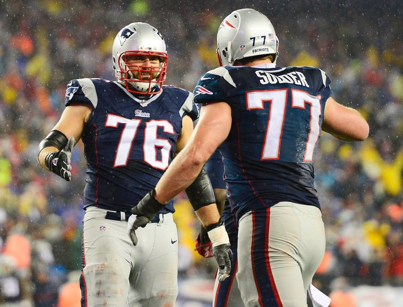 Sebastian Vollmer (l.) steht mit seinen New England Patriots im Super Bowl.
