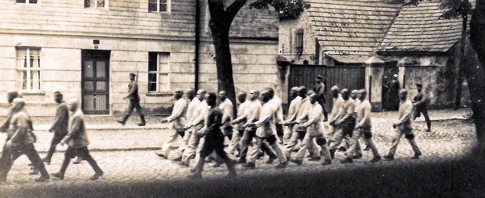Häftlingsgruppen wie diese heimlich aus einem Fenster heraus aufgenommene, waren für die Einwohner der Stadt Prettin während der NS-Zeit kein seltenes Bild.