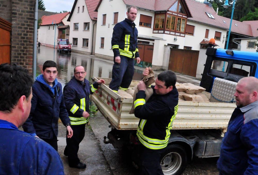 In Uichteritz werden von der Feuerwehr Sandsäcke ausgeliefert, die in der Weißenfelser Abfüllanlage gefüllt wurden.