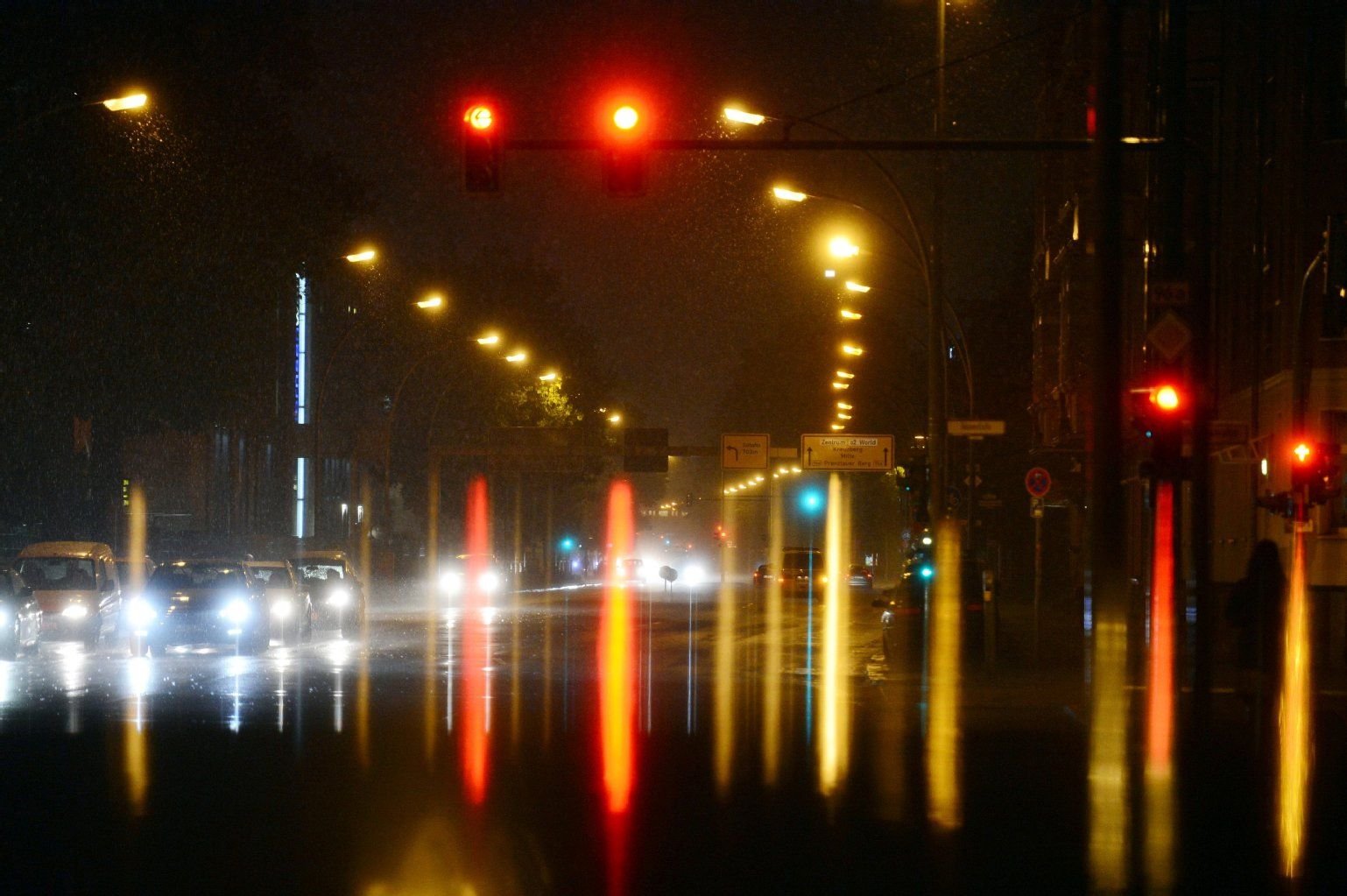 Ein Lichtermeer im Regen. Schön anzusehen, aber für Autofahrer meist eher ärgerlich.