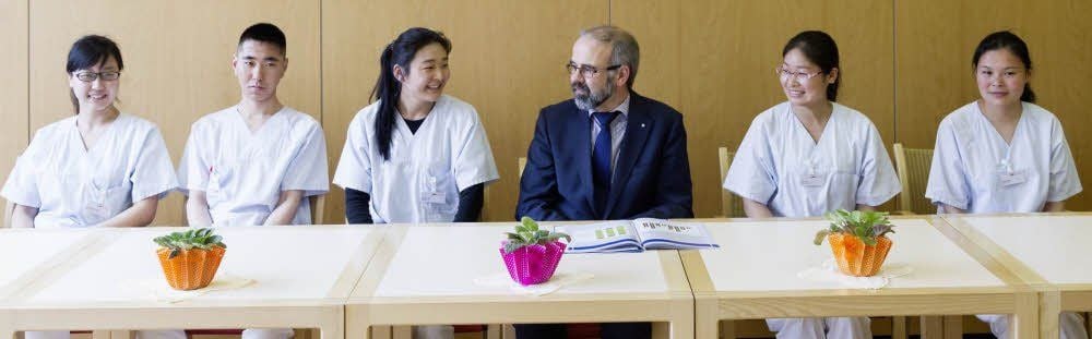 Wolfgang Schuth, Landeschef der Arbeiterwohlfahrt, mit seinen neuen Kollegen aus China: Rongmei Yang, Xiao Zhang, Mulin Lin, Lijia Gou und Yinying Hou (von links).