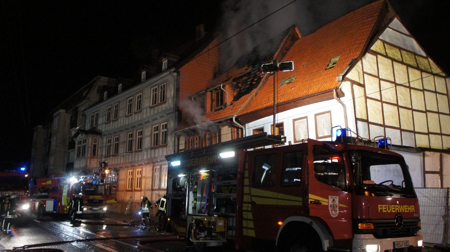 Beim Brand zweier Fachwerkhäuser in Halberstadt sind mehrere Menschen verletzt worden.
