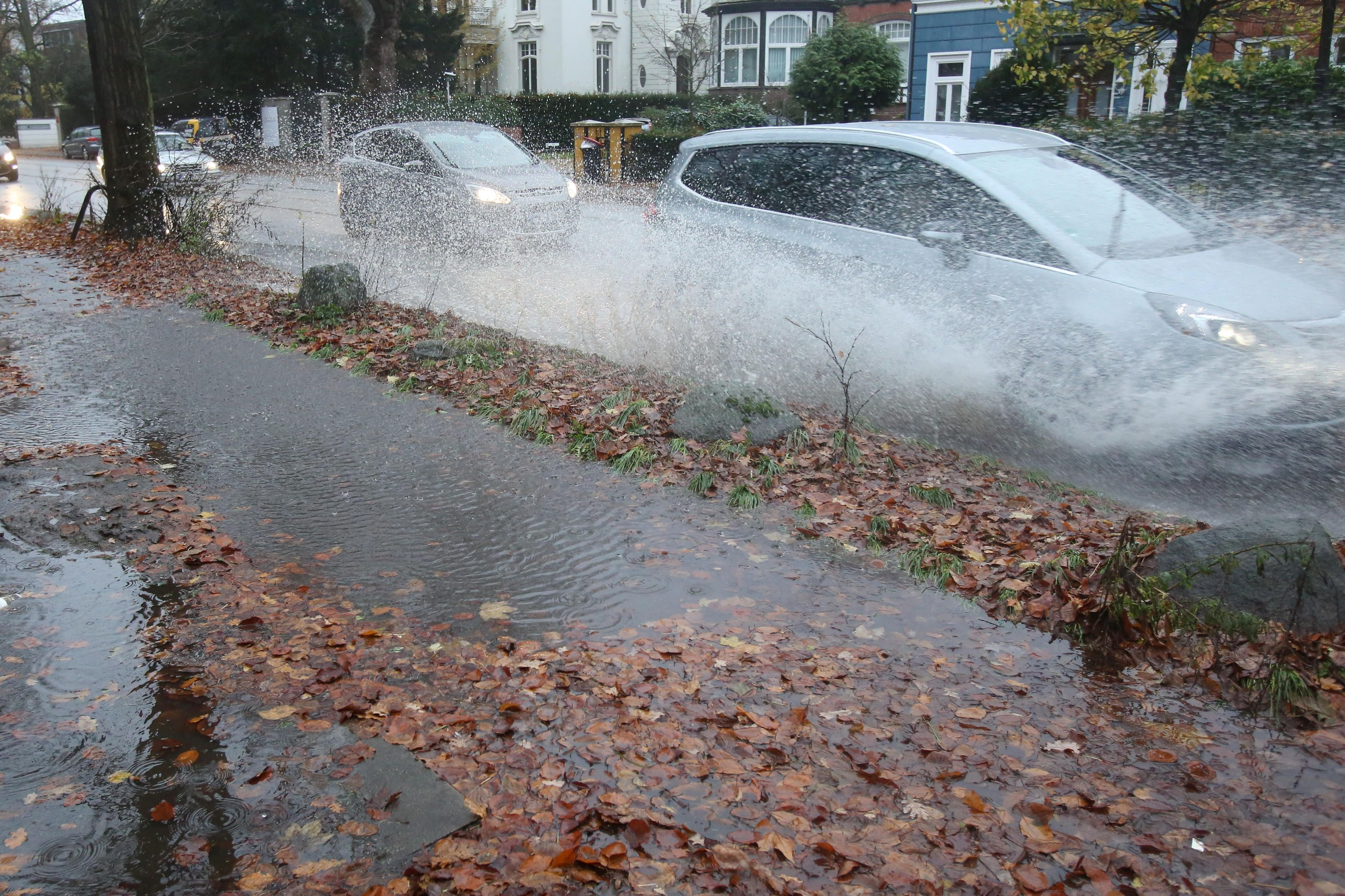 Riesenpfütze: Straßenverkehr bei schlechtem Wetter: Dürfen